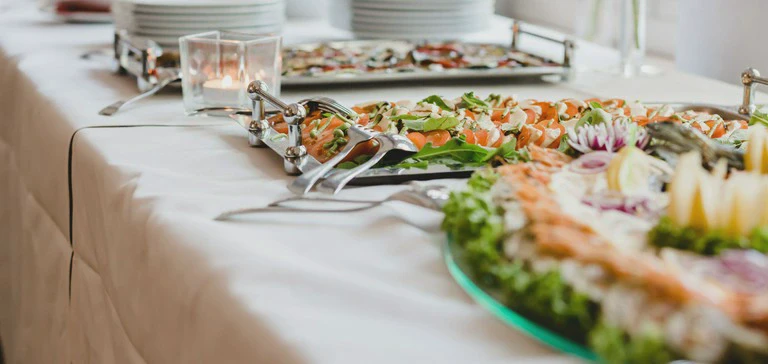 stół z cateringiem